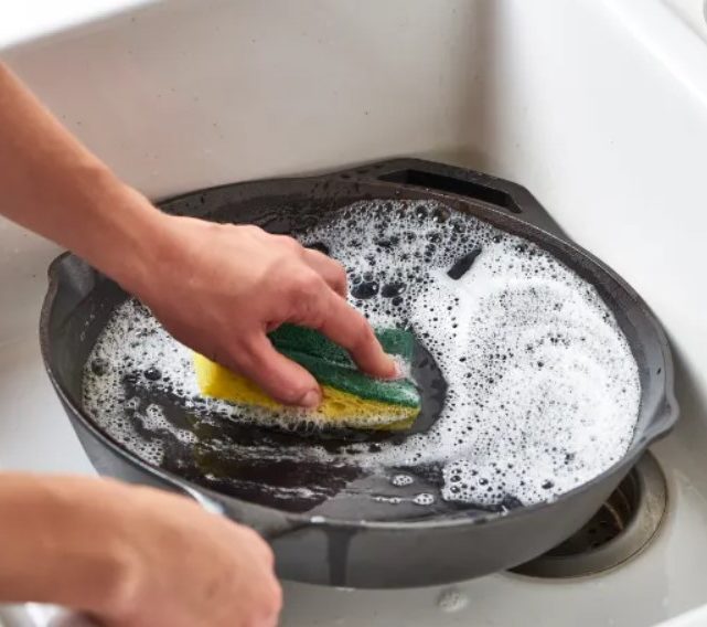 Apakah Boleh Menggunakan Sabun untuk Membersihkan Cast Iron? Pantry Magic